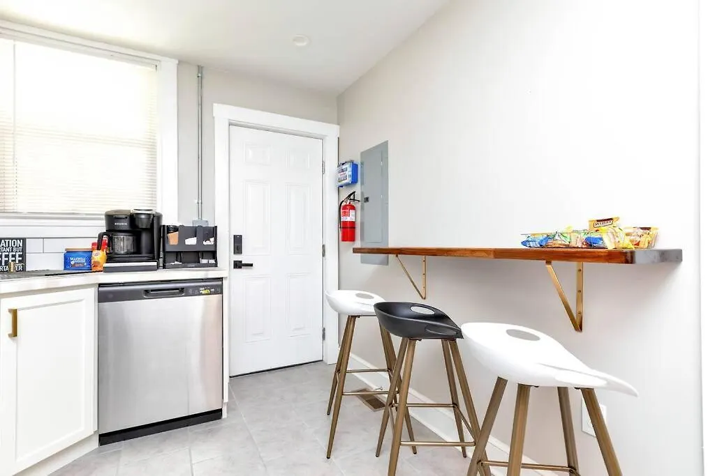 Sweet And Sunny Delight! Orange Crush On You Oasis! Richmond Apartment