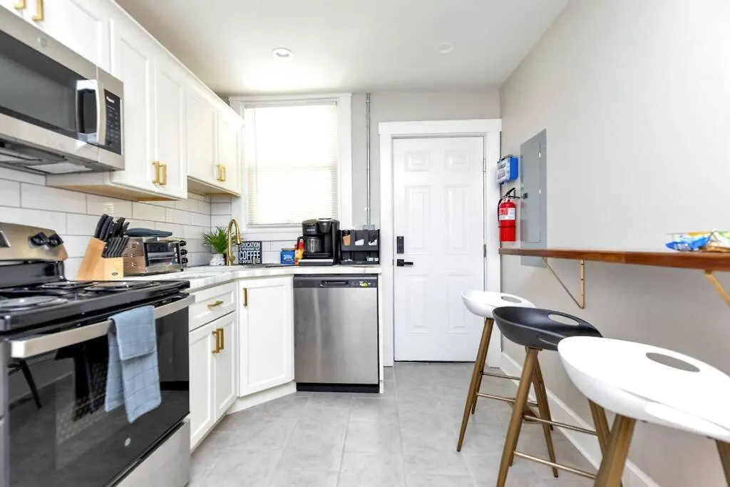 Sweet And Sunny Delight! Orange Crush On You Oasis! Richmond Apartment