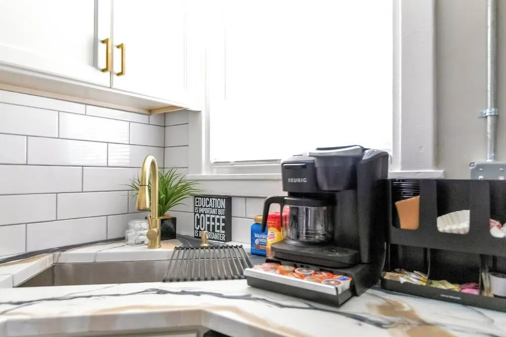 Sweet And Sunny Delight! Orange Crush On You Oasis! Richmond Apartment